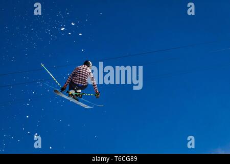 Sciatore saltando su un parco di neve Foto Stock