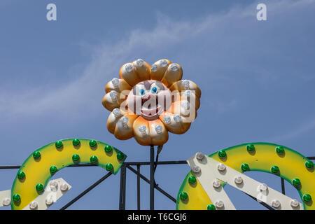 Fiore con volto sorridente alla fiera Foto Stock