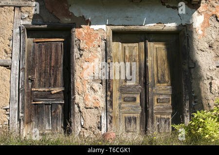 Vecchio abbandonato grunge casa rurale porte Foto Stock