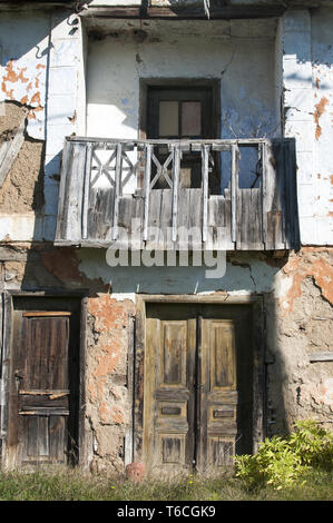 Vecchio abbandonato grunge casa rurale facciata Foto Stock