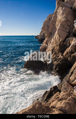 Le scogliere sotto le mura della città, Dubrovnik, Croazia, dal Buža 2 bar Foto Stock