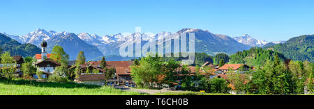 Tipico villaggio chiamato Schöllang in Alta Algovia montagne vicino a Oberstdorf Foto Stock