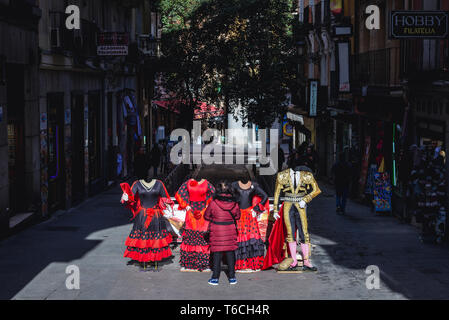 Manichini senza testa per foto turistiche su Filippo III street a Madrid, Spagna Foto Stock