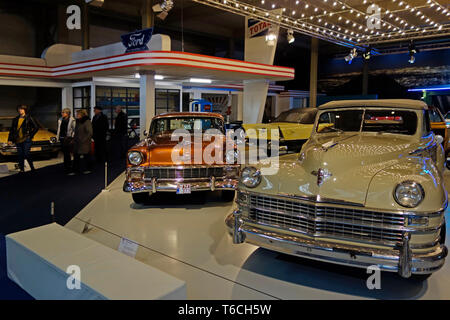 1948 Chrysler New Yorker e 1956 Chevrolet Nomad, American Classic Cars a Autoworld, vintage automobile museum a Bruxelles, in Belgio Foto Stock