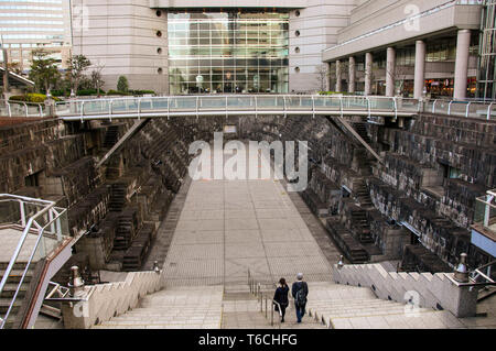 YOKOHAMA, Giappone - 05 Aprile 2019: la vecchia porta dock convertito in un luogo di riposo degli abitanti della città tra gli edifici moderni nella città di Yokohama, Kanag Foto Stock