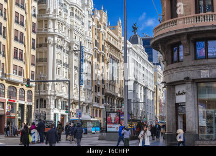 Edifici su Calle Gran Via street visto da Plaza del Callao a Madrid, Spagna Foto Stock