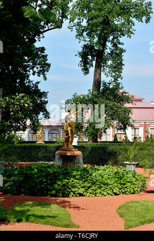 Il Palazzo di Monplaisir nel giardino inferiore, Peterhof Foto Stock