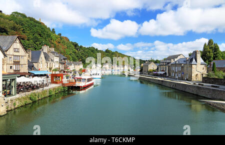 La Rance e le sue barche nel porto di Dinan in Bretagna. Francia Foto Stock