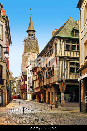Il clock di strada a Dinan. Brittany, Francia Foto Stock