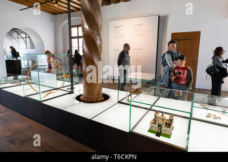 Salisburgo Il Museo del Castello, la vista di persone che guardano presenta all'interno il Museo per Bambini si trova all'interno del castello di Salisburgo, Austria. Foto Stock