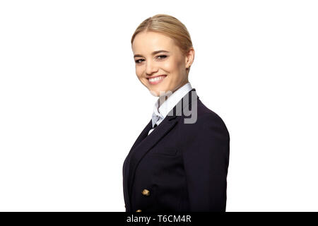 Gentile sorridente giovane donna di affari in un buio business suit isolati su sfondo bianco. Foto Stock