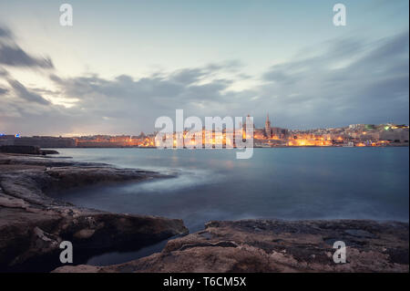 Vista a La Valletta, Malta da Sliema seashore. Foto Stock