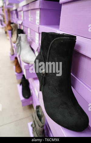 Scarpe in un negozio di scarpe nel centro di Praga Foto Stock
