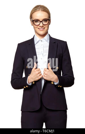 Studio Ritratto di giovane donna d'affari di successo in un occhiale scuro e scuro business suit. Foto Stock