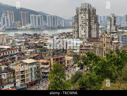 Macao, Cina - colonia portoghese fino al 1999, sito Patrimonio Mondiale dell'Unesco, Macao ha molti punti di riferimento dal periodo coloniale. Qui lo skyline Foto Stock