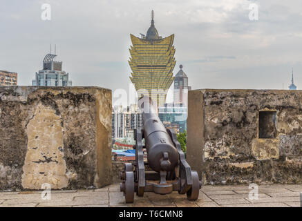 Macao, Cina - colonia portoghese fino al 1999, sito Patrimonio Mondiale dell'Unesco, Macao ha molti punti di riferimento dal periodo coloniale. Qui lo skyline Foto Stock