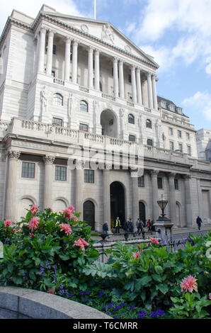 La parte anteriore della Bank of England con street in primo piano Foto Stock