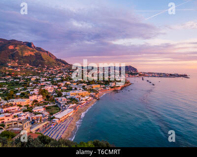 Tramonto su Forio, sull'isola di Ischia, Italia Foto Stock