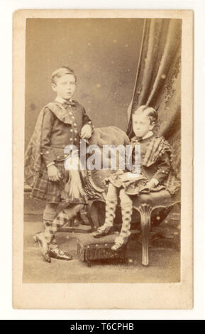 Original early Faded carte de Visite (CDV) Victorian, giovani ragazzi che indossano alla moda camioncini scozzesi, con scialli in plaid abbinati con giacche e calzini, dallo studio di Clark, Brighton, Regno Unito, intorno al 1860 Foto Stock
