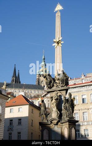 Statua in corrispondenza della parte anteriore della chiesa di St Nicholas Praga Foto Stock