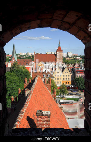 Katedra gotico Sw Jakuba (St. James Cathedral) costruito nel XIV e XV secolo in Olsztyn centro storico visto da Prince-Bishopric di Warmia nel castello Foto Stock