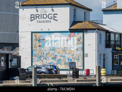 Un grande cartone animato murale dipinto sulla parete laterale del ponte taverna pub di campanatura, Old Portsmouth, Hampshire, Inghilterra, Regno Unito. Foto Stock