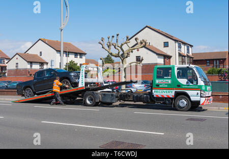 Ripartizione Bartletts recupero veicolo su strada mettendo una macchina su un rimorchio, nel Regno Unito. Foto Stock