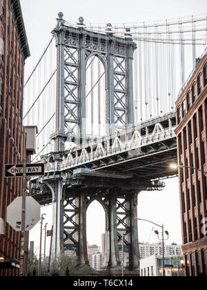 Colpo di Manhattan Bridge da DUMBO Brooklyn distretto. La città di New York, Stati Uniti d'America Foto Stock