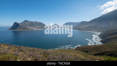 Hout Bay, fotografato in una bella giornata estiva da Chapmans Peak Drive, Città del Capo, Sud Africa. Foto Stock