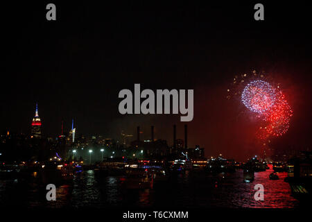 Feuerwerk auf dem East River in New York zum Unabhängigkeitstag 04. Juli Empire State building / Fuochi d'artificio il giorno di indipendenza il quarto di luglio Foto Stock