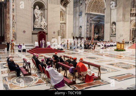 Papa Francesco offre la sua omelia durante la celebrazione della Penitenza nella Basilica di San Pietro con il Papa Francesco dove: Città del Vaticano, Vaticano quando: 29 Mar 2019 Credit: IPA/WENN.com * * disponibile solo per la pubblicazione in UK, USA, Germania, Austria, Svizzera** Foto Stock