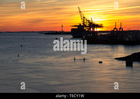 Krähne Kran bei Sonnenuntergang im Hafen von Göteborg Schweden tramonto nel porto di Göteborg con gru a carroponte Foto Stock