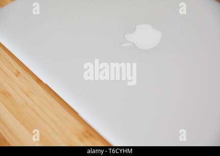 Apple Macbook Air notebook chiudere sul legno scrivania in bambù Foto Stock