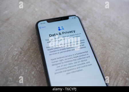 Apple Iphone XS spazio sullo schermo grigio con i dati e il testo sulla privacy Foto Stock