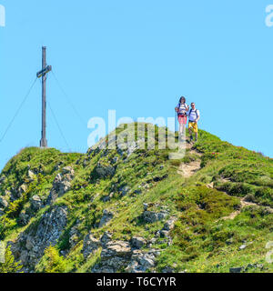 Due escursionisti in montagna in estate in Western Alpi austriache Foto Stock