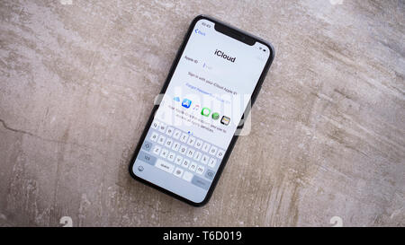 Apple Iphone XS spazio sullo schermo grigio con Apple in Impostazioni di iCloud Foto Stock