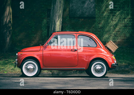 1967 Fiat 500 auto a Bicester Heritage Centre 'Drive giorno'. Bicester, Oxfordshire, Inghilterra. Vintage filtro applicato Foto Stock