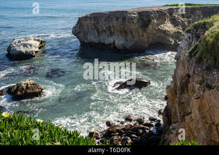 Scenic cityscape vista costiera da scogliere a Grotte Dinosaur Park a Pismo Beach in California Foto Stock