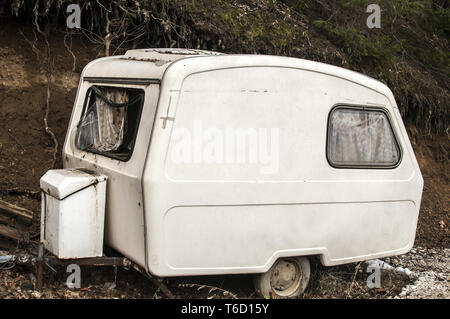 Vecchio abbandonato weathered bianca piccola carovana vintage Foto Stock