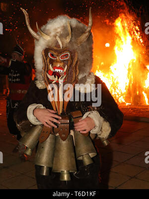 Festival dei giochi Masquerade Surva in Pernik Foto Stock