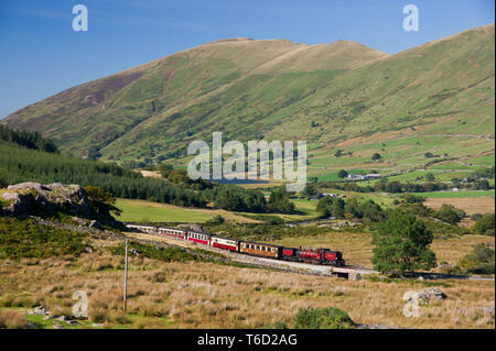 NGG16 2-6-2+2-6-2T Garratt No.138 si snoda fuori Rhyd Ddu con il servizio di pomeriggio da Porthmadog a Caernarfon Foto Stock