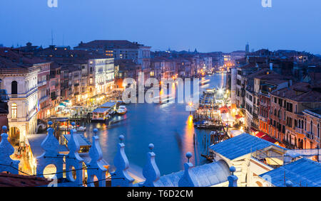 La vista sul Canal Grande e al Ponte di Rialto e dalla terrazza panoramica del Fondaco dei Tedeschi, Venezia, Veneto, Italia Foto Stock