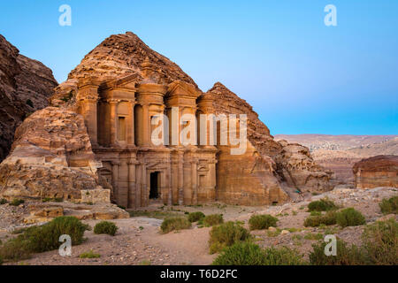 Giordania, Ma'an Governatorato, Petra. UNESCO - Sito Patrimonio dell'umanità. Ad-Deir, il monastero al crepuscolo. Foto Stock