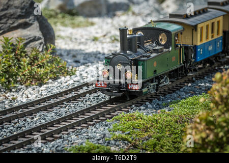 Stazione ferroviaria di modellazione all'aperto in una giornata di sole, motore a vapore treno Foto Stock