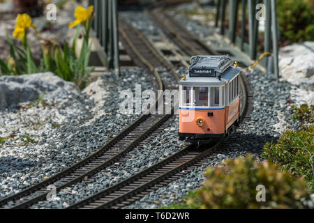 Stazione ferroviaria di modellazione all'aperto in una giornata di sole, unico motore Foto Stock