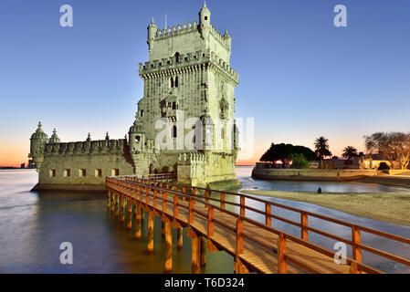 La Torre de Belem (la Torre di Belem), il fiume Tago, un sito Patrimonio Mondiale dell'UNESCO costruito nel XVI secolo in portoghese stile manuelino al crepuscolo. Foto Stock