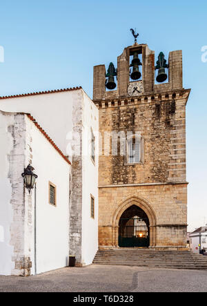 Se Cathedral al crepuscolo, Faro, Algarve, PORTOGALLO Foto Stock