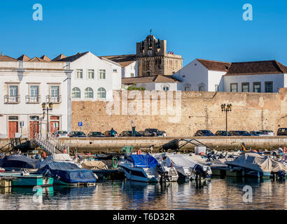 Vista su Marina verso Se Cathedral, Faro, Algarve, PORTOGALLO Foto Stock