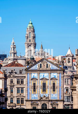 Vista in direzione di Santo Antonio dos Congregados Chiesa e della Torre del Municipio, Porto, Portogallo Foto Stock