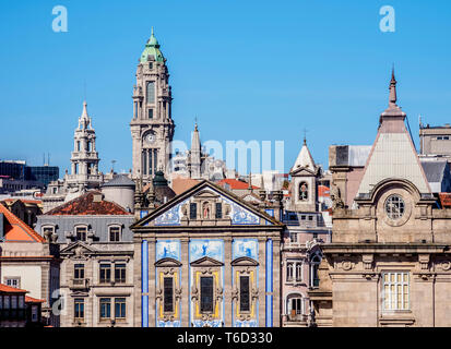 Vista in direzione di Santo Antonio dos Congregados Chiesa e della Torre del Municipio, Porto, Portogallo Foto Stock